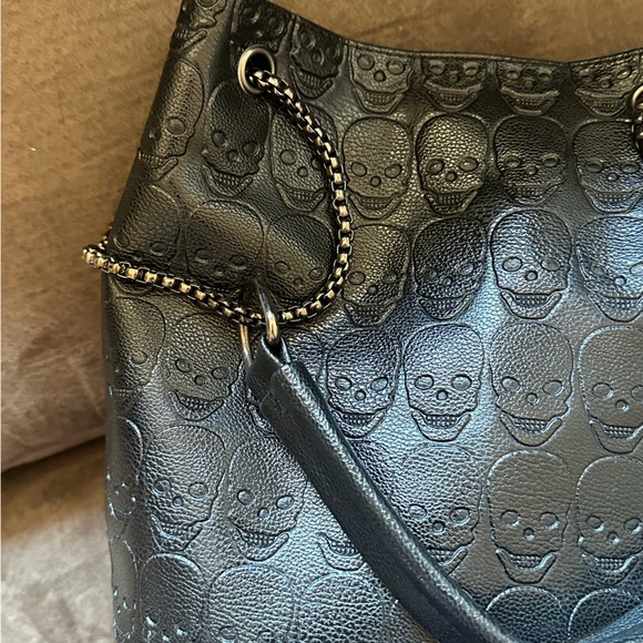 black leather skull bucket bag / edgy purse w/ chain straps and skull detailing - Picture 2 of 5